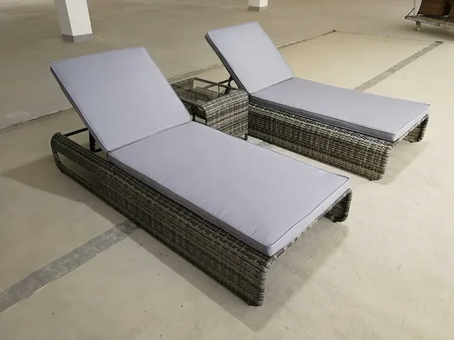 Ligbeddenset met koffietafel - grijs wicker/grijze kussens - afbeelding 3 van  4