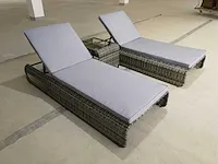 Ligbeddenset met koffietafel - grijs wicker/grijze kussens - afbeelding 3 van  4