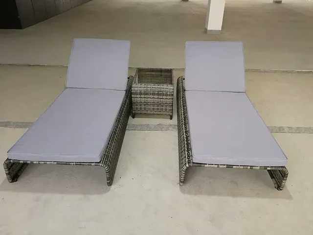 Ligbeddenset met koffietafel - grijs wicker/grijze kussens - afbeelding 4 van  4
