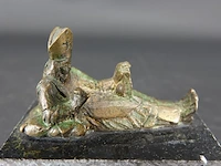 Liggende bronzen sint nicolaas - afbeelding 2 van  5