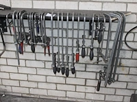 Lijmklemmen in diverse maten en uitvoeringen. 26 stuks. - afbeelding 1 van  2