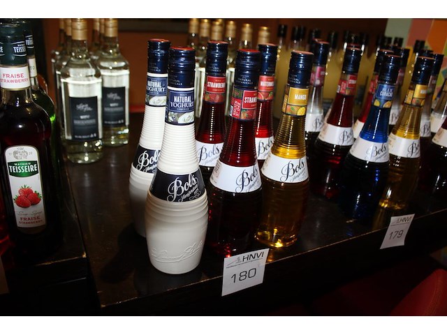 Likeur bols zes smaken waaronder natural yoghurt, mango en strawberry. - afbeelding 1 van  2