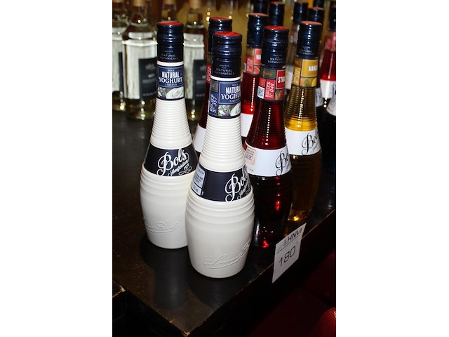 Likeur bols zes smaken waaronder natural yoghurt, mango en strawberry. - afbeelding 2 van  2