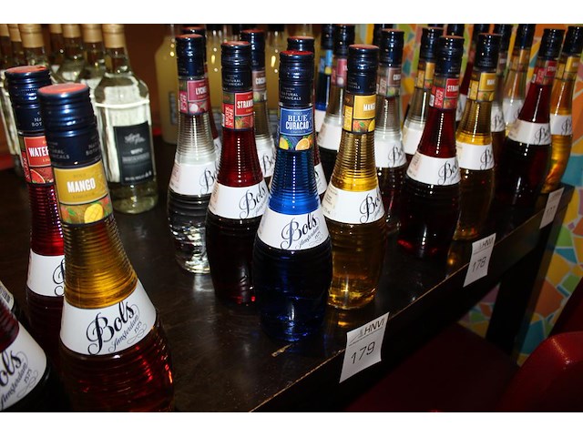 Likeur bols zeven smaken waaronder mango, watermeloen en strawberry. - afbeelding 2 van  2