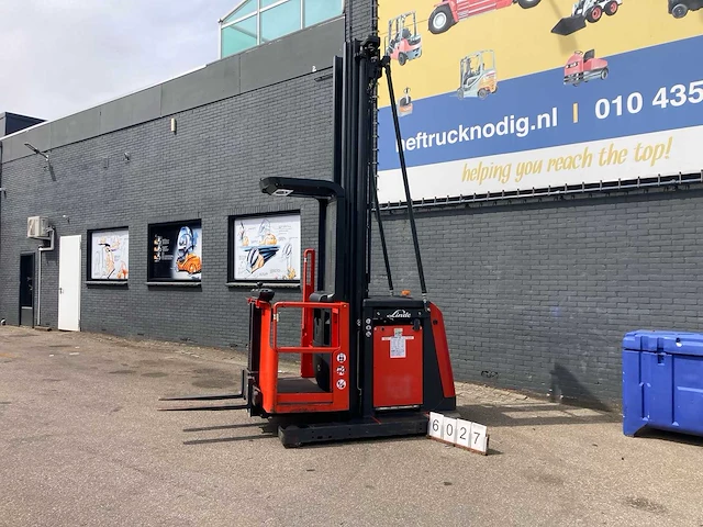 Linde - 2012 - v12 man up - reach truck - afbeelding 1 van  12