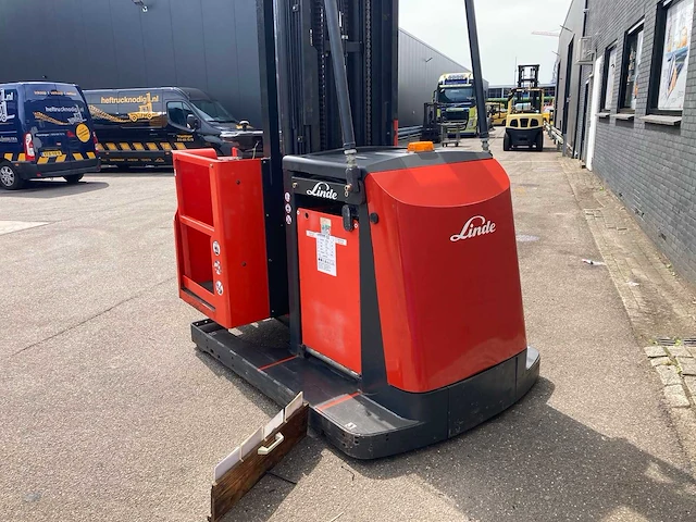 Linde - 2012 - v12 man up - reach truck - afbeelding 6 van  12