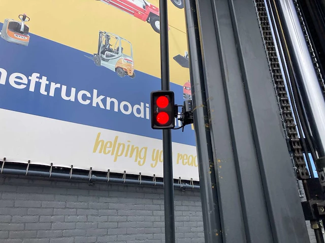 Linde - 2012 - v12 man up - reach truck - afbeelding 11 van  12
