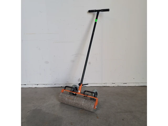 Linoleum roller ~, uzin utz / wolff, linoleum roller, 2013 - afbeelding 1 van  6