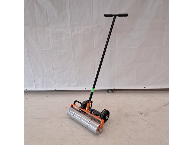 Linoleum roller ~, uzin utz / wolff, linoleum roller, 2016 - afbeelding 1 van  7