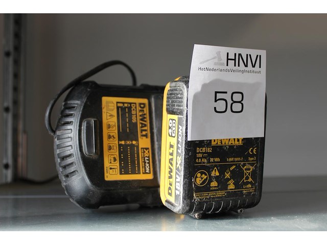 Lion accu dewalt xr 18v met lader. - afbeelding 1 van  1