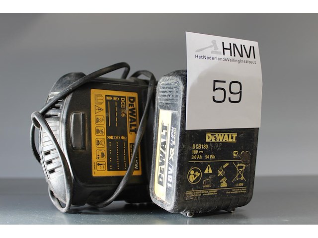 Lion accu dewalt xr 18v met lader. - afbeelding 1 van  1