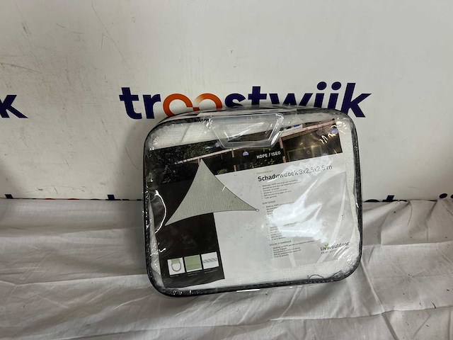 Livn schaduwdoek iseo hdpe driehoek 3x2.5m wit - wind- en waterdoorlatend - dikte doek: 185 gr/m2 - inclusief bevestigingskoord en rvs bevestigingsringen - afbeelding 2 van  2
