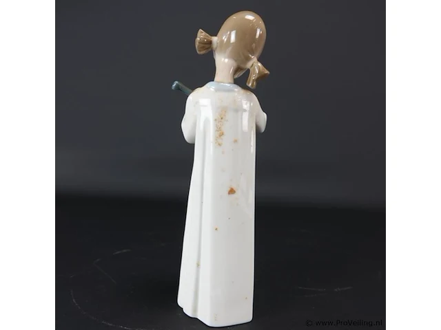 Lladro beeld van een meisje - afbeelding 2 van  3