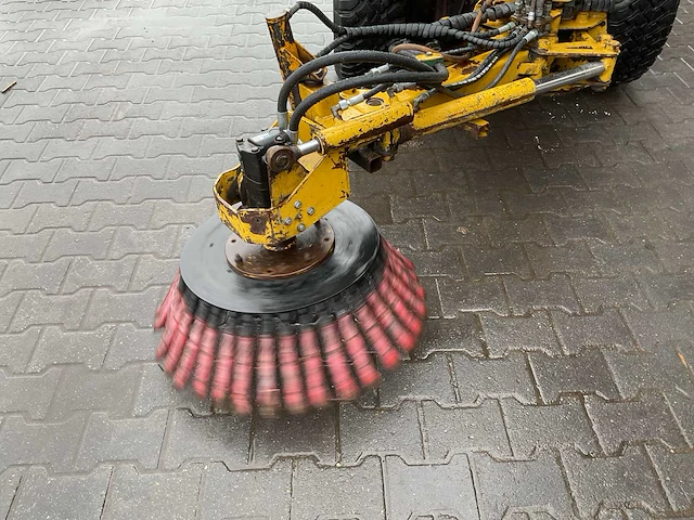 Lm trac 285 onkruidborstel machine - afbeelding 7 van  10