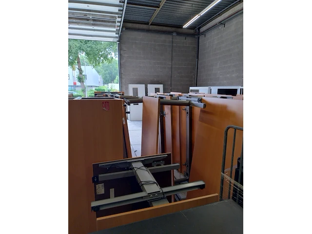 (locatie almere) ca. 35x in hoogte verstelbaar bureau aspa - afbeelding 1 van  18
