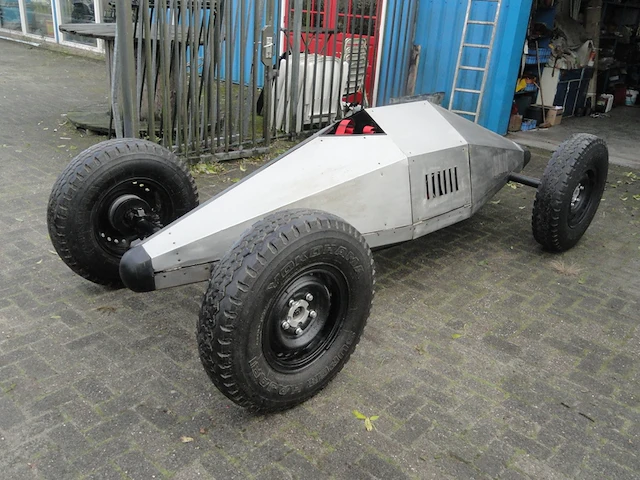 (locatie gorredijk) classic race car eigenbouw, vintage beach racer / bellytank racer, bouwjaar 2017 - afbeelding 1 van  9