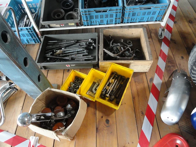 (locatie gorredijk) verzameling diverse onderdelen: harley davidson , divers - afbeelding 3 van  4