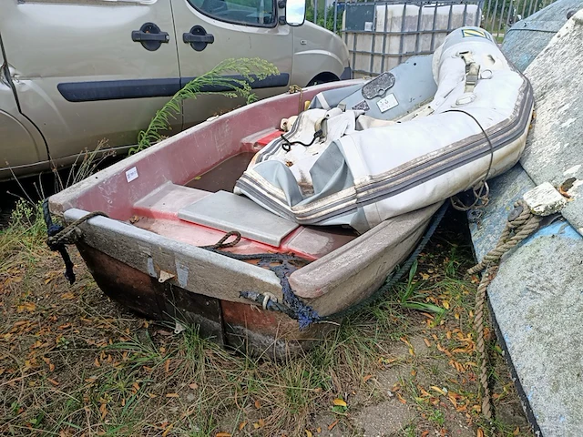 (locatie heeg) kunststof bootje en rubberboot, zodiac - afbeelding 1 van  9