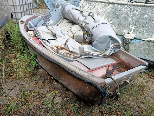 (locatie heeg) kunststof bootje en rubberboot, zodiac - afbeelding 3 van  9