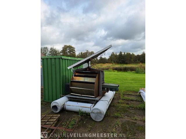 (locatie kalenberg) waterpomp unit met zonnepanelen - afbeelding 1 van  4