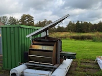 (locatie kalenberg) waterpomp unit met zonnepanelen