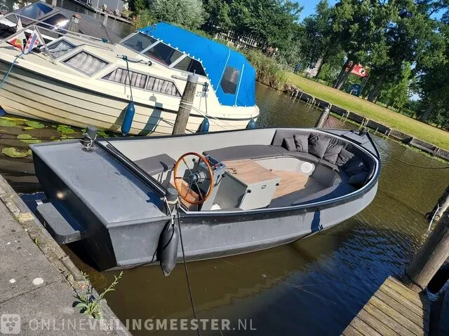(locatie winsum, groningen) sloep met stallingstrailer, zwart - afbeelding 1 van  9