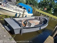 (locatie winsum, groningen) sloep met stallingstrailer, zwart
