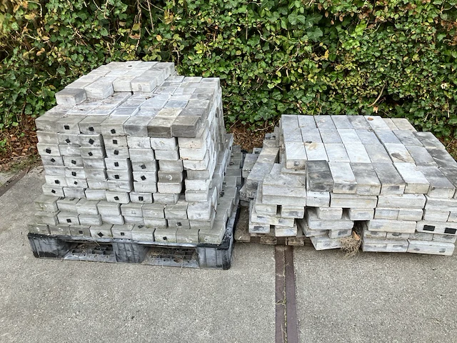 (locatie woerden) ca. 50 m² natuurstenen klinkers - afbeelding 1 van  4
