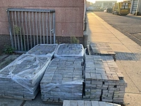 (locatie woerden) ca. 50 m² natuurstenen klinkers - afbeelding 2 van  4