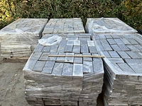 (locatie woerden) ca. 50 m² natuurstenen klinkers - afbeelding 3 van  3
