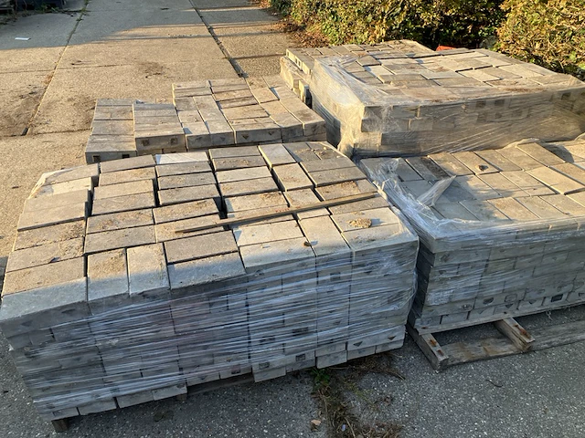 (locatie woerden) ca. 50 m² natuurstenen klinkers - afbeelding 1 van  4