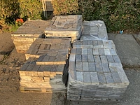 (locatie woerden) ca. 50 m² natuurstenen klinkers - afbeelding 2 van  4