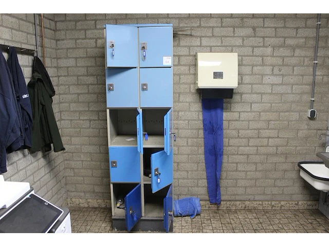 Lockerkast met 10 lockers. 1 sleutel ontbreekt. afmeting 60 x 50 x 196 cm. - afbeelding 1 van  2