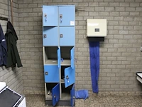 Lockerkast met 10 lockers. 1 sleutel ontbreekt. afmeting 60 x 50 x 196 cm. - afbeelding 1 van  2