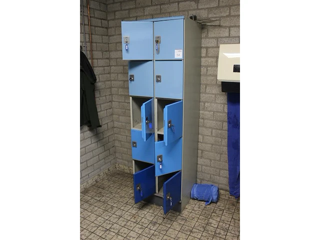 Lockerkast met 10 lockers. 1 sleutel ontbreekt. afmeting 60 x 50 x 196 cm. - afbeelding 2 van  2