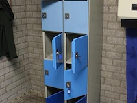 Lockerkast met 10 lockers. 1 sleutel ontbreekt. afmeting 60 x 50 x 196 cm. - afbeelding 2 van  2