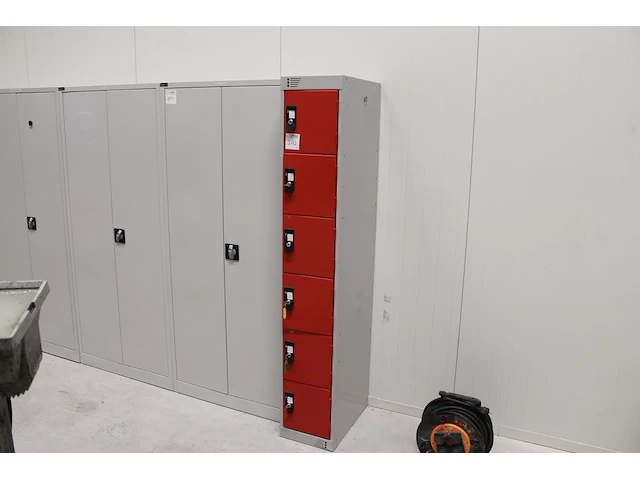 Lockerkast met 6 deuren. 2 sleutels ontbreken. afmeting 30 x 50 x 180 cm. - afbeelding 1 van  3