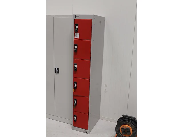 Lockerkast met 6 deuren. 2 sleutels ontbreken. afmeting 30 x 50 x 180 cm. - afbeelding 2 van  3