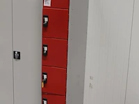 Lockerkast met 6 deuren. 2 sleutels ontbreken. afmeting 30 x 50 x 180 cm. - afbeelding 2 van  3