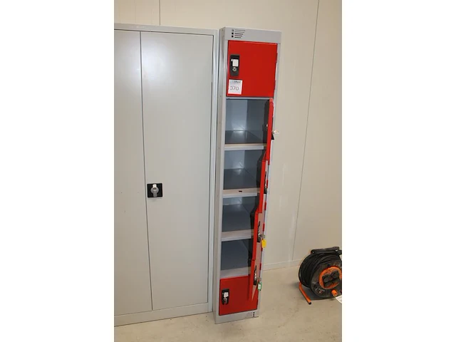Lockerkast met 6 deuren. 2 sleutels ontbreken. afmeting 30 x 50 x 180 cm. - afbeelding 3 van  3