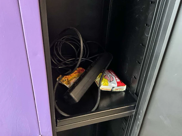 Lockerkast met inhoud (2x) - afbeelding 13 van  14