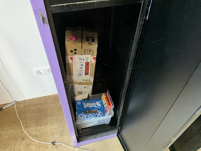 Lockerkast met inhoud (2x) - afbeelding 7 van  14