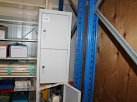 Lockerkast met inhoud w.o. zekeringen en schoonmaakmiddelen. - afbeelding 1 van  4
