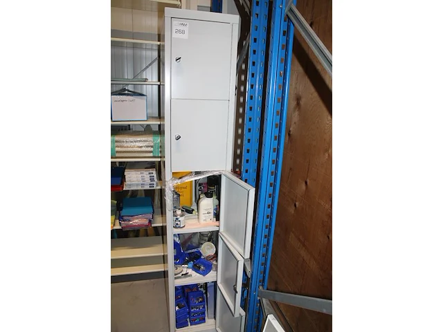 Lockerkast met inhoud w.o. zekeringen en schoonmaakmiddelen. - afbeelding 2 van  4