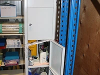 Lockerkast met inhoud w.o. zekeringen en schoonmaakmiddelen. - afbeelding 2 van  4