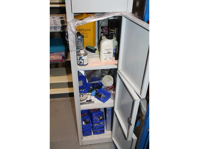 Lockerkast met inhoud w.o. zekeringen en schoonmaakmiddelen. - afbeelding 3 van  4