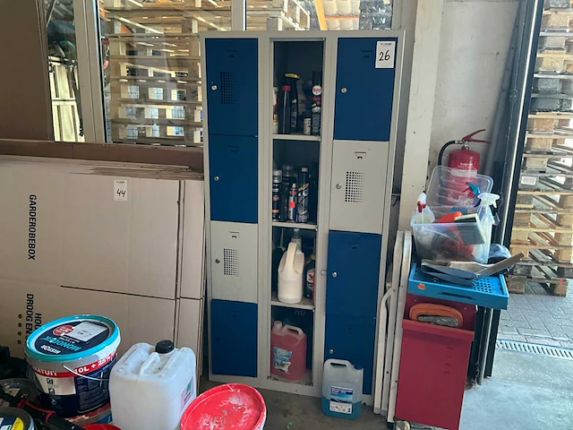 Lockerkast met inhoud - afbeelding 1 van  9