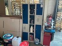 Lockerkast met inhoud - afbeelding 1 van  9