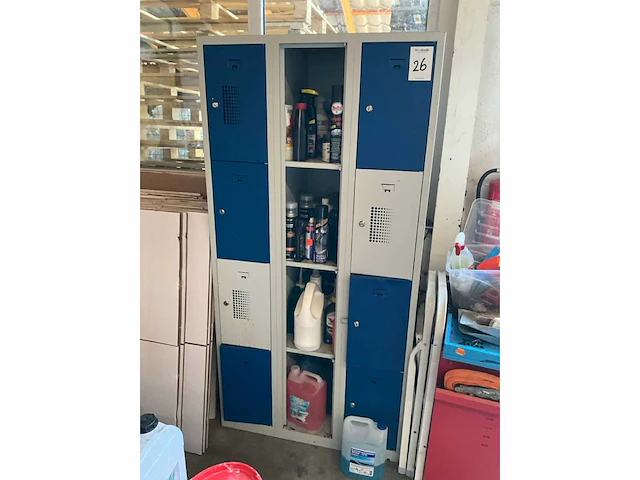 Lockerkast met inhoud - afbeelding 2 van  9