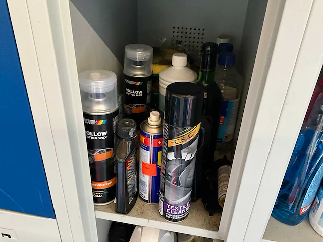 Lockerkast met inhoud - afbeelding 4 van  9